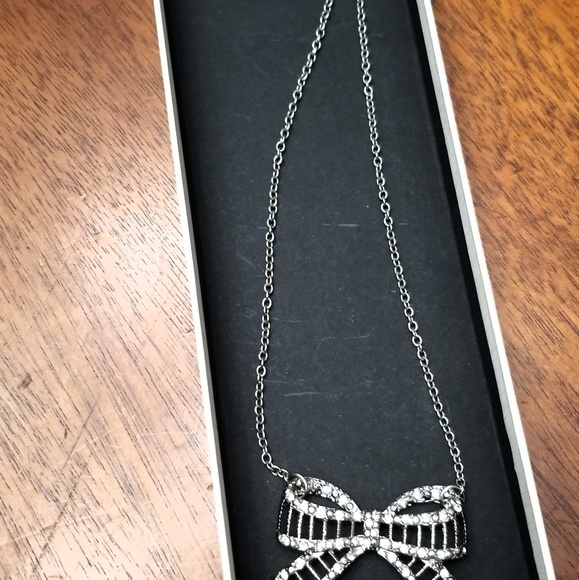 Rhinestone bow necklace. Silver tone - Picture 3 of 4